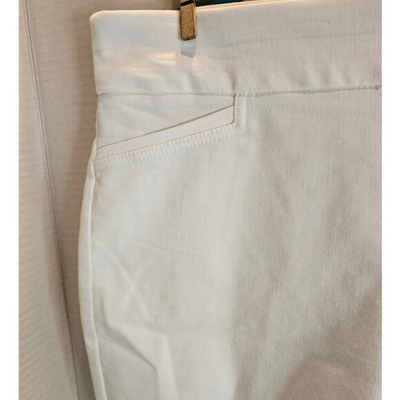 Bermuda Shorts WHITE NEW Women's 16 Regular Comfort Waist Effortless Stretch - Picture 3 of 5